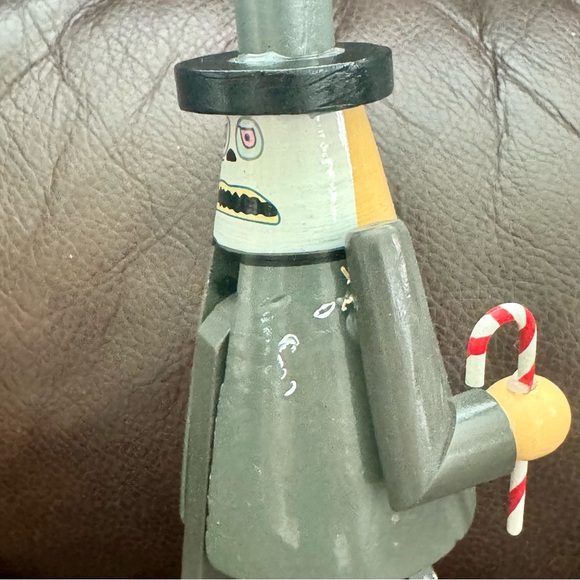 The Mayor with Candy Cane Wooden Nutcracker Disney A Nightmare Before Christmas - Picture 14 of 15